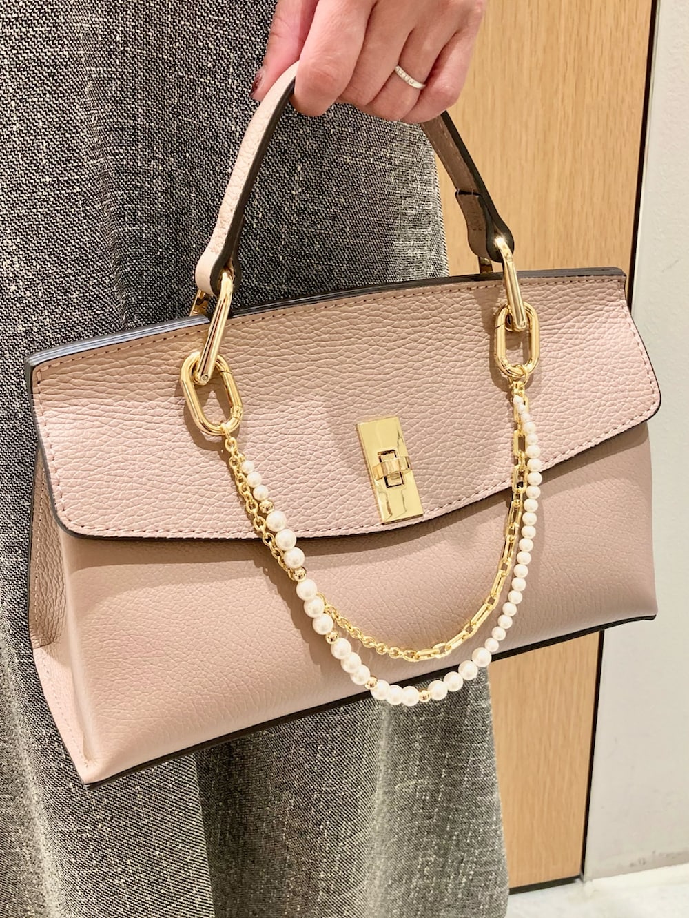 グレー系のワンピース、ピンク系のTシャツ/カットソー、ピンク系のハンドバッグを着用したレディースの秋コーディネートの8枚目の写真