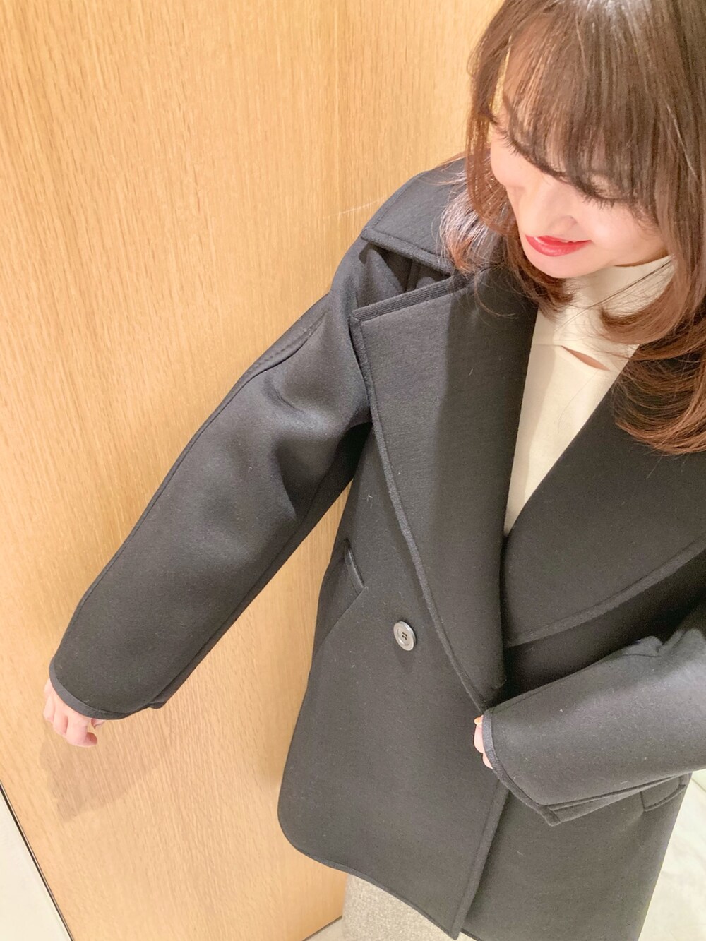 「アナイ(ANAYI)、冬コーデ、秋冬コーデ、お出かけコーデ、大人かわいい、あったかコーデ、大人可愛い、キレイめコーデ、グレー、オトナ女子、冬、白ニット、スカート、ブラック、コート」｜「ANAYIのウールボンディングピーコート（ピーコート、ブラック系）」を使った、Hasebe.tさん（レディース・154cm）の冬コーディネートの4枚目の写真