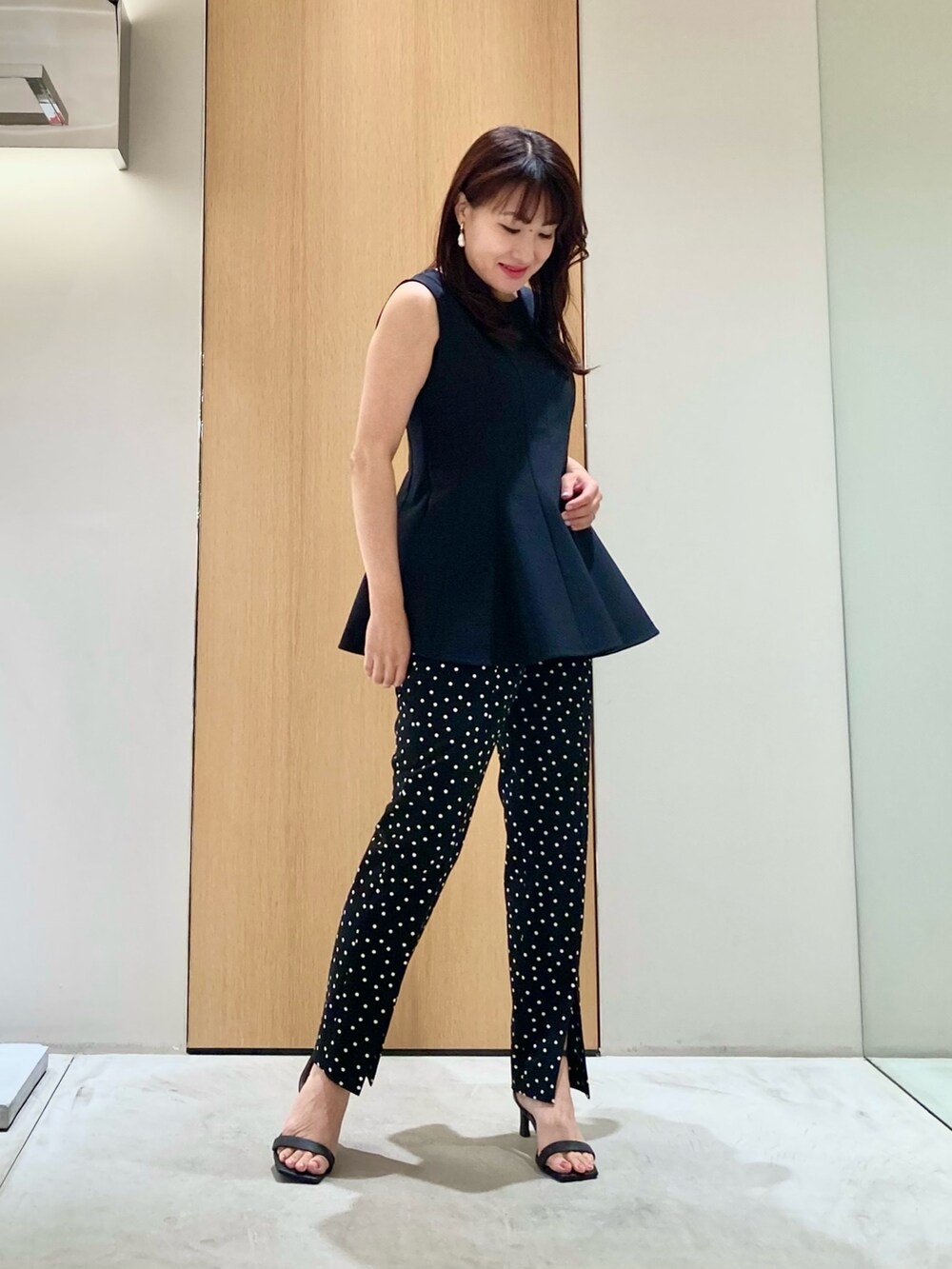 ブラック系のシャツ/ブラウス、ブラック系のその他パンツ、ホワイト系のイヤリングを着用したレディースの夏コーディネートの2枚目の写真