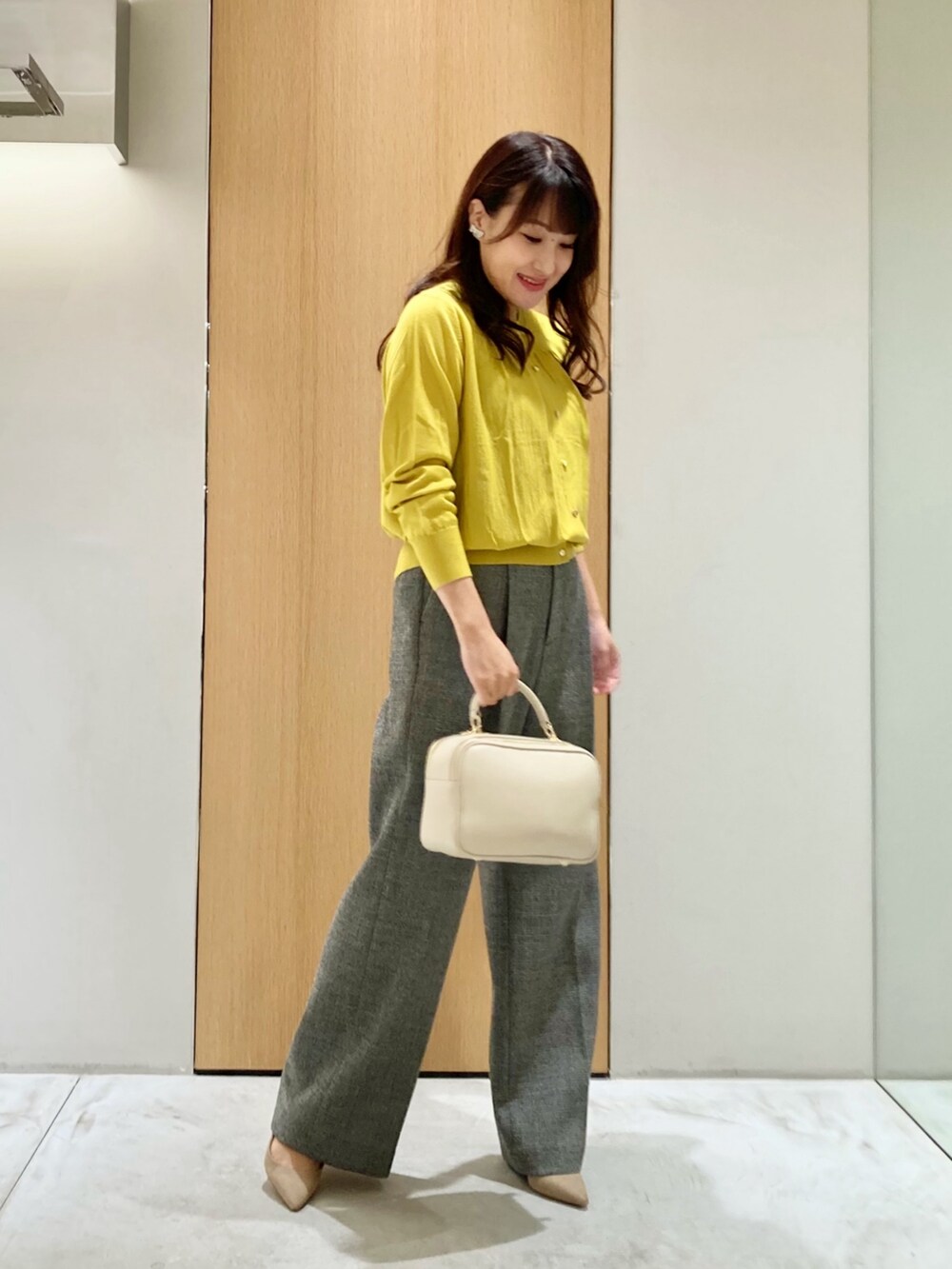 「アナイ(ANAYI)、秋コーデ、カーディガン、初秋コーデ、大人女子、秋カラー、セーター、マスタード、グレー、オトナカジュアル、パンツスタイル、オフィスカジュアル、大人かわいい、低身長、イヤリング」｜「ANAYIのリボンタイビジューイヤリング（イヤリング、シルバー系）」を使った、Hasebe.tさん（レディース・154cm）の秋コーディネートの2枚目の写真