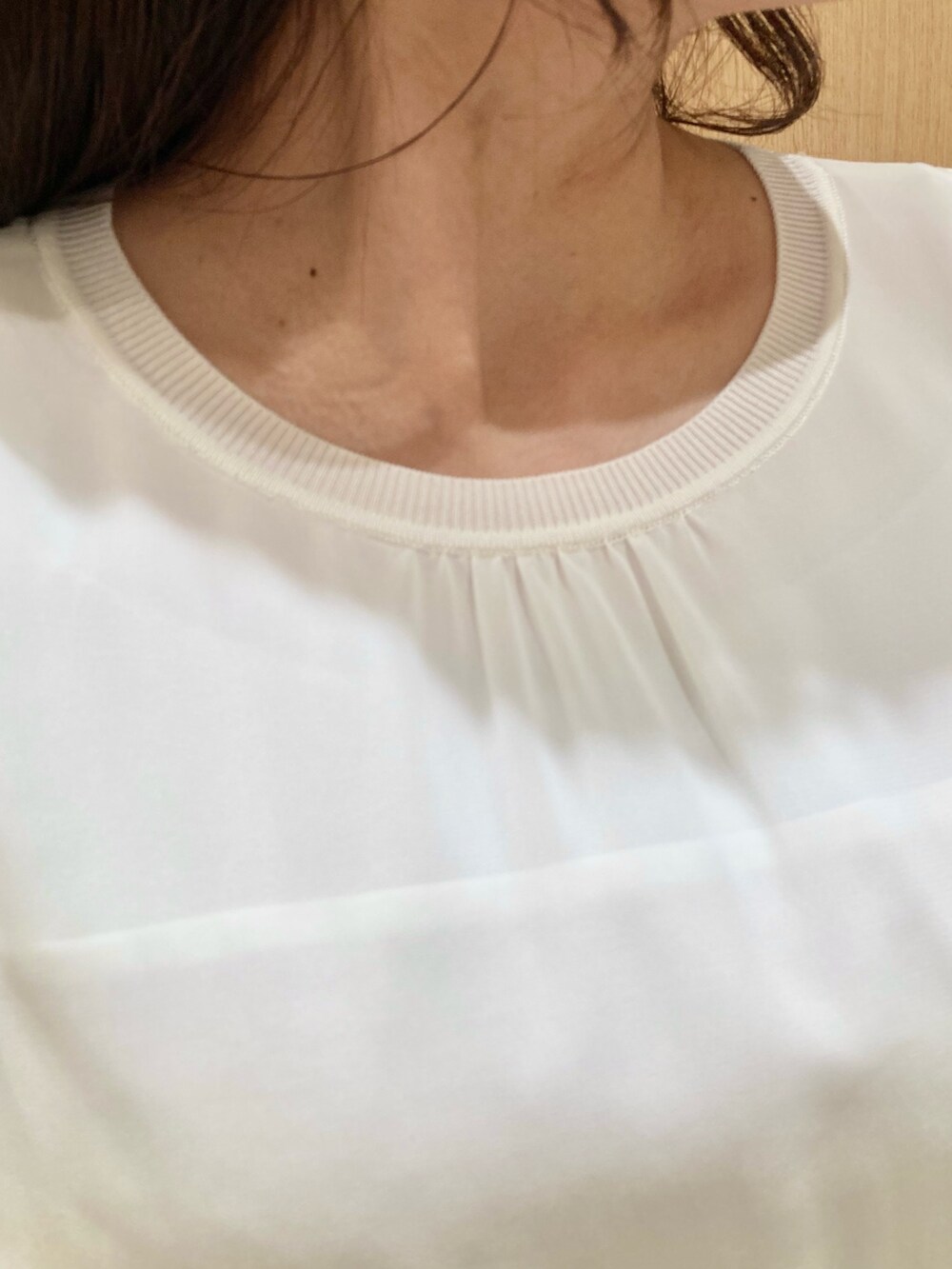 ホワイト系のその他トップス、グリーン系のスカート、ゴールド系のイヤリングを着用したレディースの夏コーディネートの6枚目の写真