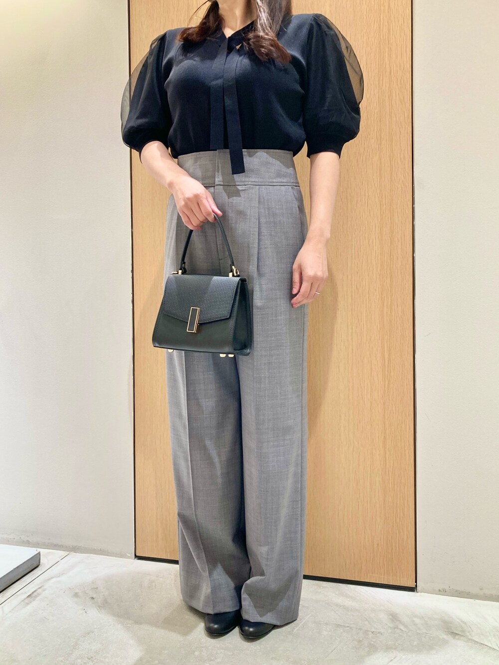 「アナイ(ANAYI)、プルオーバー、パンツスタイル、ワイドパンツ、ブラック、グレー、チュール、イヤリング、オトナ女子、大人かわいい、キレイめ、低身長、バッグ、オフィスカジュアル、ボウタイ」｜「ANAYIのパールモチーフイヤリング（イヤリング、ホワイト系）」を使った、Hasebe.tさん（レディース・154cm）の夏コーディネートの4枚目の写真