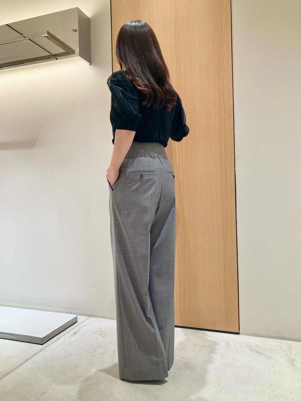 「アナイ(ANAYI)、プルオーバー、パンツスタイル、ワイドパンツ、ブラック、グレー、チュール、イヤリング、オトナ女子、大人かわいい、キレイめ、低身長、バッグ、オフィスカジュアル、ボウタイ」｜「ANAYIのパールモチーフイヤリング（イヤリング、ホワイト系）」を使った、Hasebe.tさん（レディース・154cm）の夏コーディネートの3枚目の写真