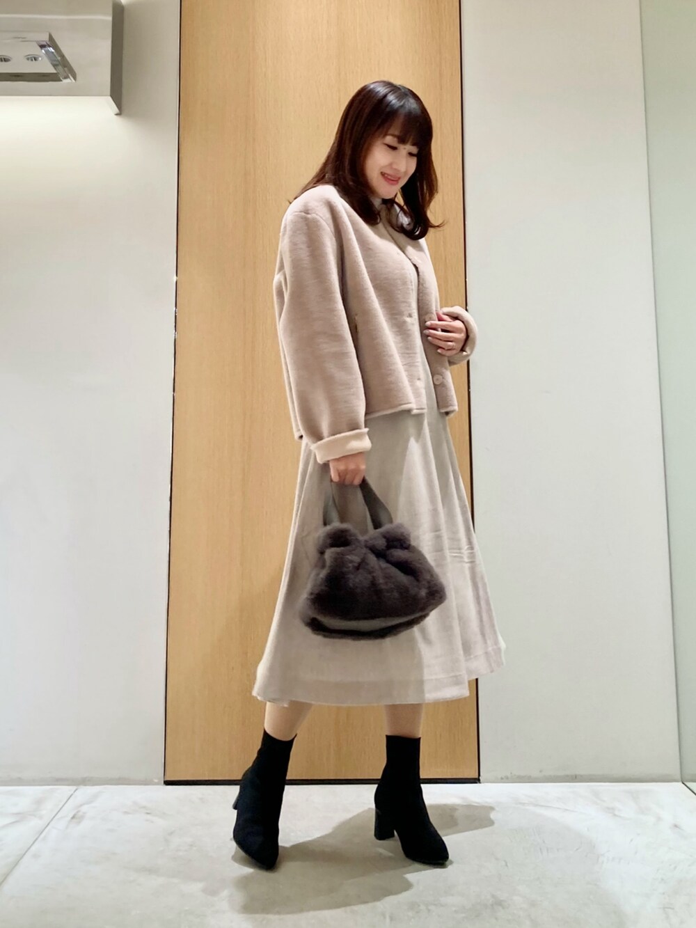 「アナイ(ANAYI)、冬アウター、淡色コーデ、大人コーデ、オトナカジュアル、大人可愛い、きれいめコーディネート、低身長コーデ、ワンピース、ムートン、ベージュ、おでかけコーデ、コート、オトナ女子、オトナカワイイ」｜「ANAYIのウールフェイクムートンクルーコート（テーラードジャケット、ホワイト系）」を使った、Hasebe.tさん（レディース・154cm）の冬コーディネートの3枚目の写真