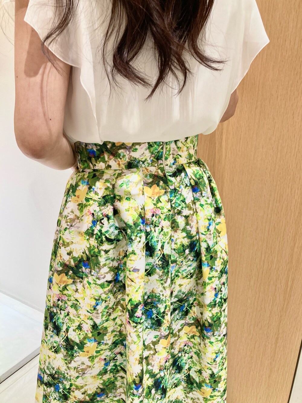 ホワイト系のその他トップス、グリーン系のスカート、ゴールド系のイヤリングを着用したレディースの夏コーディネートの8枚目の写真