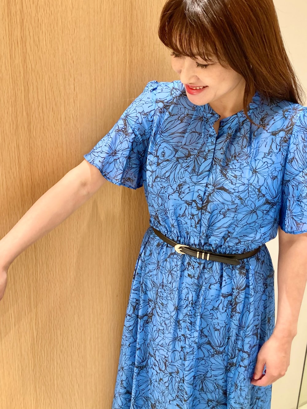 「アナイ(ANAYI)、夏コーデ、大人かわいい、夏、ワンピース、ブルー、バッグ、ベルト、フラワープリント、オトナ女子、オトナカジュアル、低身長、おでかけコーデ、デートコーデ、フェミニン」｜「ANAYIのリーフモチーフイヤリング（イヤリング、ゴールド系）」を使った、Hasebe.tさん（レディース・154cm）の夏コーディネートの6枚目の写真