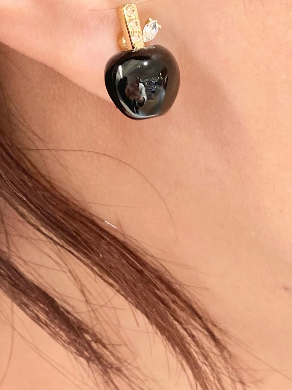 ホワイト系のニット/セーター、ホワイト系のスカート、ブラック系のイヤリングを着用したレディースの秋コーディネートの9枚目の写真