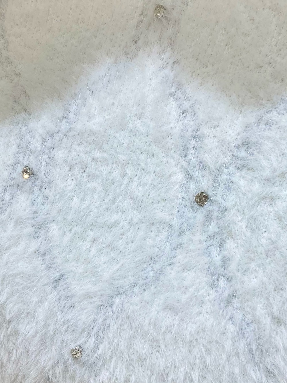 ホワイト系のニット/セーター、ピンク系のスカートを着用したレディースの冬コーディネートの8枚目の写真