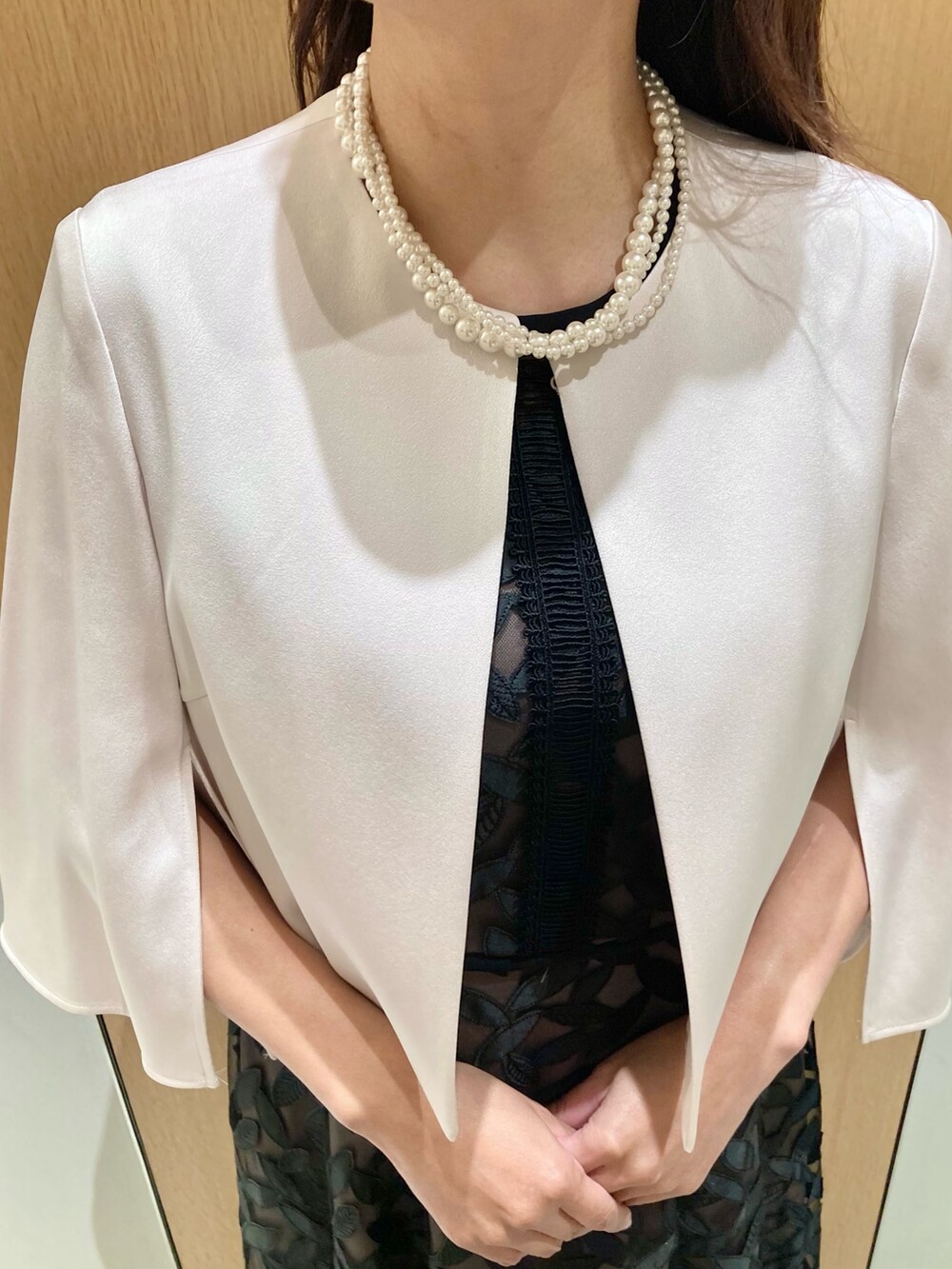「アナイ(ANAYI)、ワンピース、ボレロ、ジャケット、レース、オケージョン、ドレス、キレイめ、結婚式、パールネックレス、大人女子、フェミニン、パーティースタイル、低身長、大人コーデ」｜「ANAYIのランダムパール3連ネックレス（ネックレス、ホワイト系）」を使った、Hasebe.tさん（レディース・154cm）の秋コーディネートの4枚目の写真