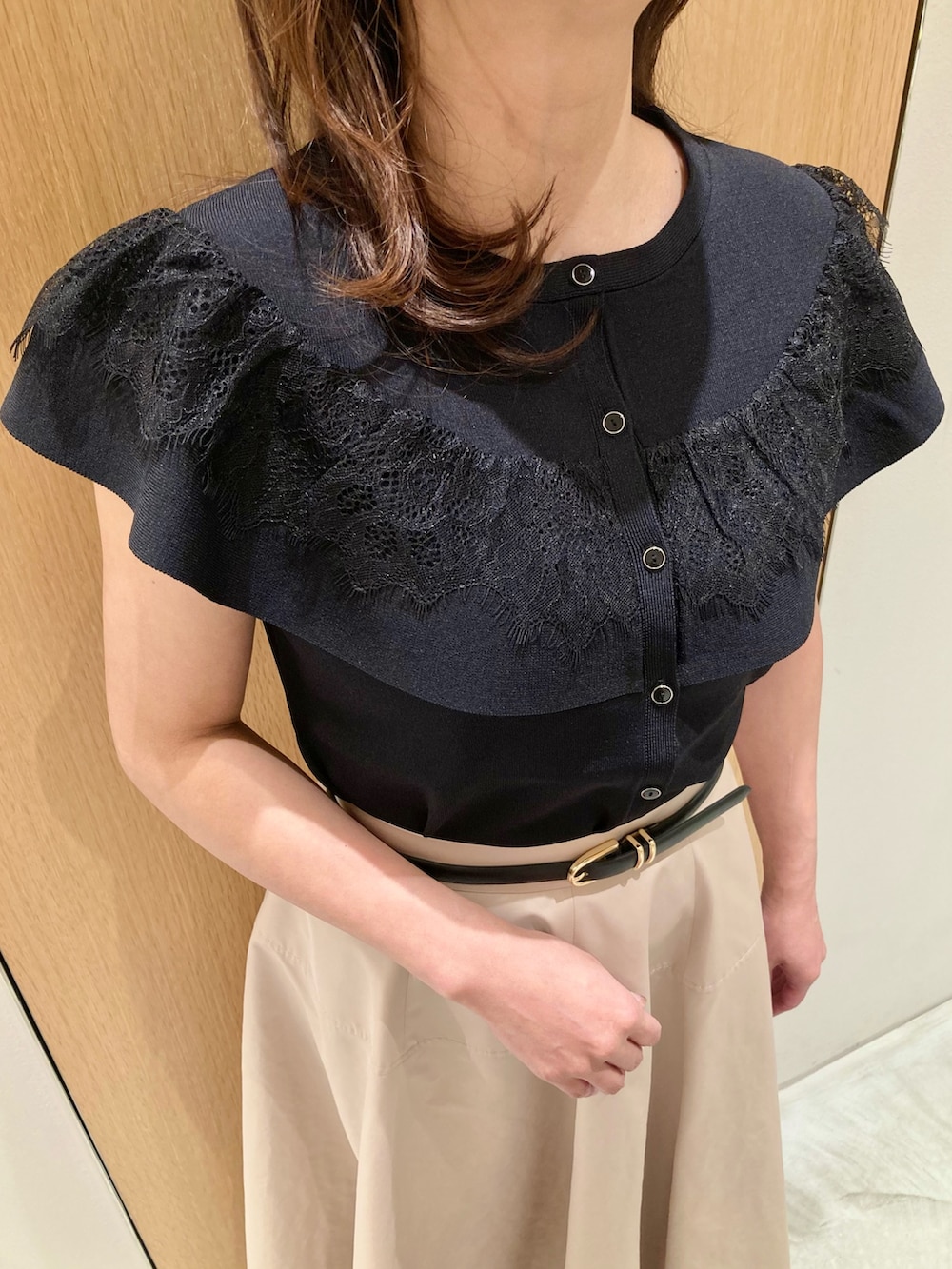 「アナイ(ANAYI)、大人カジュアル、デートコーデ、カーディガン、お出かけコーデ、春夏コーデ、春ファッション、カジュアルスタイル、オトナカワイイ、大人可愛い、大人女子、おでかけコーデ、スカート、レース、低身長」｜「ANAYIのケープスリーブ プルオーバー（ニット/セーター、ブラック系）」を使った、Hasebe.tさん（レディース・154cm）の春コーディネートの5枚目の写真