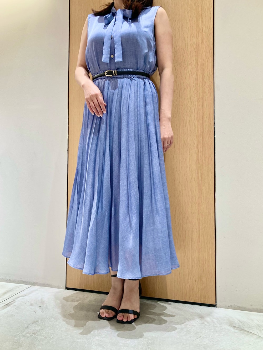 ブルー系のシャツ/ブラウス、ブルー系のスカート、ブラック系のベルトを着用したレディースの夏コーディネートの5枚目の写真