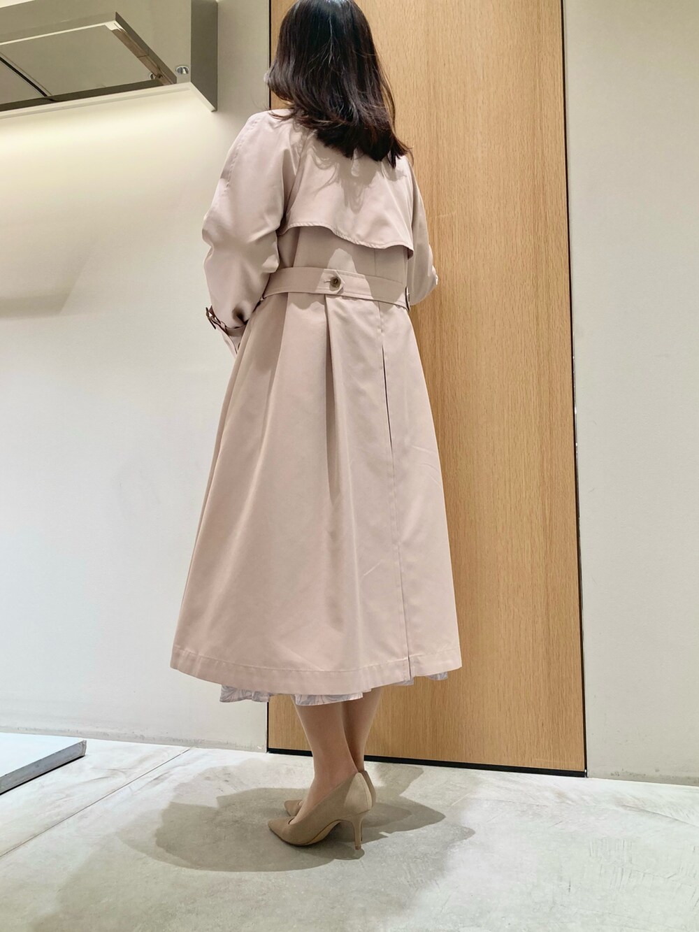 「アナイ(ANAYI)、キレイめコーデ、大人かわいい、春先取り、大人カジュアルコーデ、女子会コーデ、春ニット、通勤コーデ、コート、スカート、アクセサリー、ホワイト、ピンク、低身長、バッグ」｜「ANAYIのバロックパールドロップネックレス（ネックレス、ホワイト系）」を使った、Hasebe.tさん（レディース・154cm）の冬コーディネートの2枚目の写真