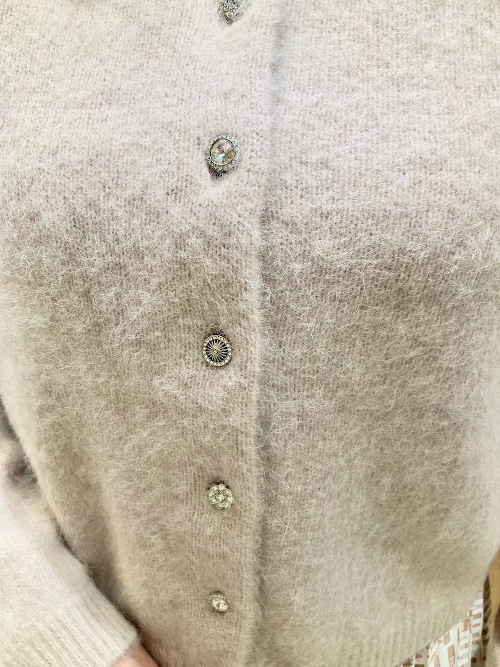 ピンク系のカーディガン/ボレロ、ベージュ系のスカート、ベージュ系のハンドバッグを着用したレディースの秋コーディネートの5枚目の写真