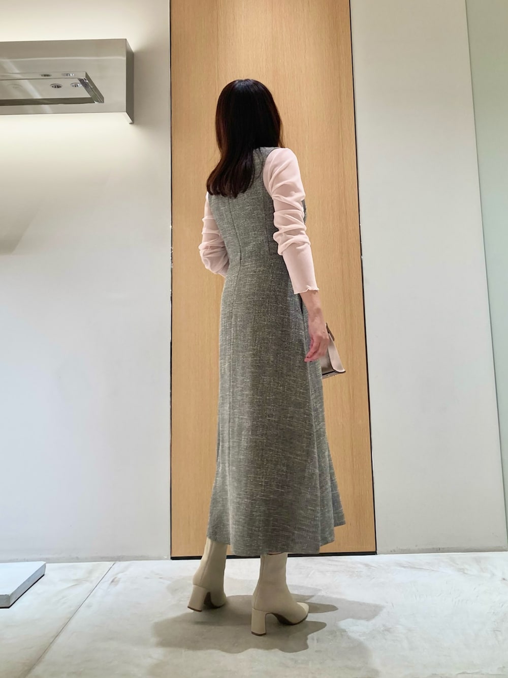 グレー系のワンピース、ピンク系のTシャツ/カットソー、ピンク系のハンドバッグを着用したレディースの秋コーディネートの2枚目の写真