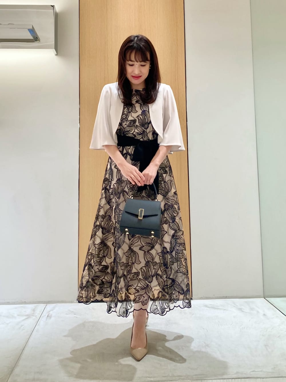 「アナイ(ANAYI)、オケージョン、結婚式、パーティースタイル、ドレス、ワンピース、ボレロ、レース、低身長、大人かわいい、オトナ女子、バッグ、ベージュ、ブラック、イヤリング」｜「ANAYIのパールフープイヤリング（イヤリング、ホワイト系）」を使った、Hasebe.tさん（レディース・154cm）の春コーディネートの2枚目の写真