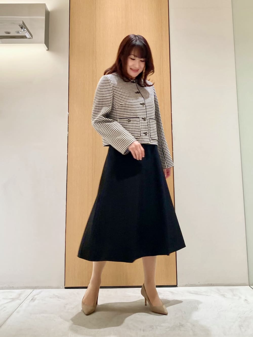 「アナイ(ANAYI)、ジャケット、春コーデ、大人かわいい、大人ファッション、春服コーデ、おでかけコーデ、モノトーンコーデ、低身長女子、きれいめコーディネート、スカート、キレイめ、ブラック、オトナ女子、オトナカワイイ」｜「ANAYIの【セットアップ対応商品ドビーツイードクルー ジャケット（ノーカラージャケット、ブラック系）」を使った、Hasebe.tさん（レディース・154cm）の春コーディネートの2枚目の写真