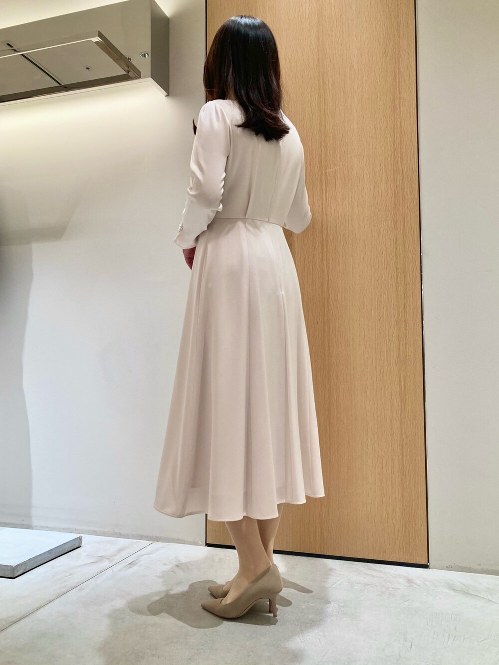 「アナイ(ANAYI)、セットアップ、オトナ女子、キレイめ、ジャケット、ワンピース、アイボリー、オケージョン、結婚式、お仕事コーデ、低身長、入学式、卒業式、きちんとスタイル、フェミニン」｜「ANAYIの【Eternal Line 2025】トリアセサテンタックペプラム ジャケット（その他アウター、ホワイト系）」を使った、Hasebe.tさん（レディース・154cm）の冬コーディネートの9枚目の写真
