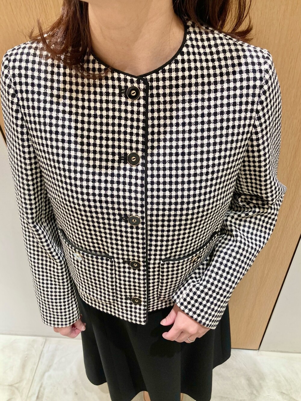 「アナイ(ANAYI)、ジャケット、春コーデ、大人かわいい、大人ファッション、春服コーデ、おでかけコーデ、モノトーンコーデ、低身長女子、きれいめコーディネート、スカート、キレイめ、ブラック、オトナ女子、オトナカワイイ」｜「ANAYIの【セットアップ対応商品ドビーツイードクルー ジャケット（ノーカラージャケット、ブラック系）」を使った、Hasebe.tさん（レディース・154cm）の春コーディネートの5枚目の写真
