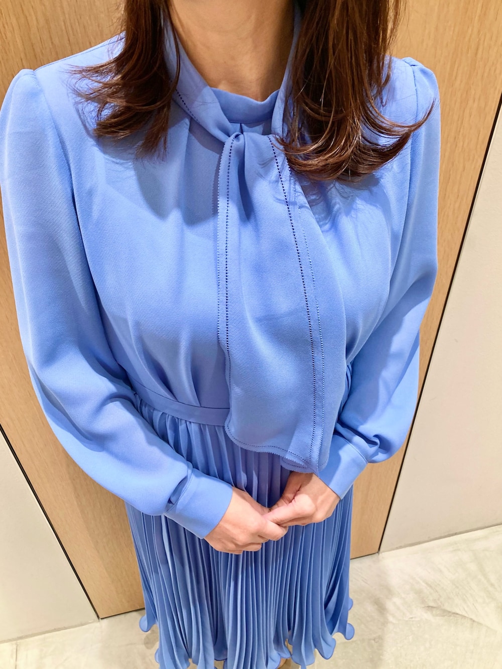 「アナイ(ANAYI)、お出かけコーデ、ワンピース、クリスマスに着たい服、オトナ女子、ブルー、オケージョン、パーティースタイル、大人コーデ、大人かわいい、フェミニン、プリーツ、低身長、食事会」｜「ANAYIの【Eternal Line 2025】シアードビープリーツ ワンピース（ワンピース、ブルー系）」を使った、Hasebe.tさん（レディース・154cm）の冬コーディネートの6枚目の写真