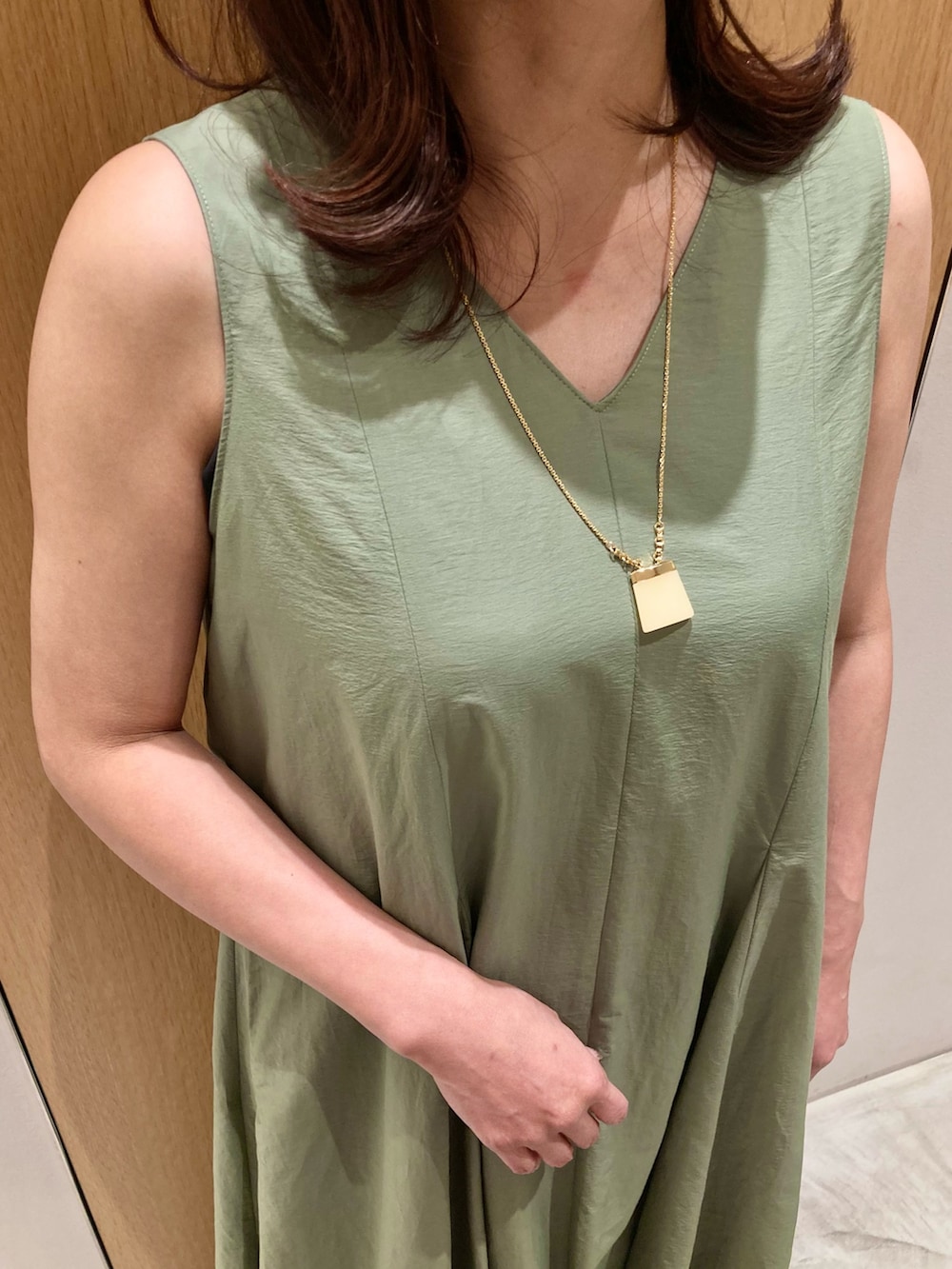 「アナイ(ANAYI)、大人カジュアル、ワンピース、きれいめカジュアル、休日スタイル、お出かけコーデ、低身長コーデ、大人カジュアルコーデ、休日、おでかけコーデ、大人可愛い、カーキ、リラックススタイル、リゾートスタイル、夏コーデ」｜「ANAYIのスクエアワントップネックレス（ネックレス、ベージュ系）」を使った、Hasebe.tさん（レディース・154cm）の春コーディネートの4枚目の写真
