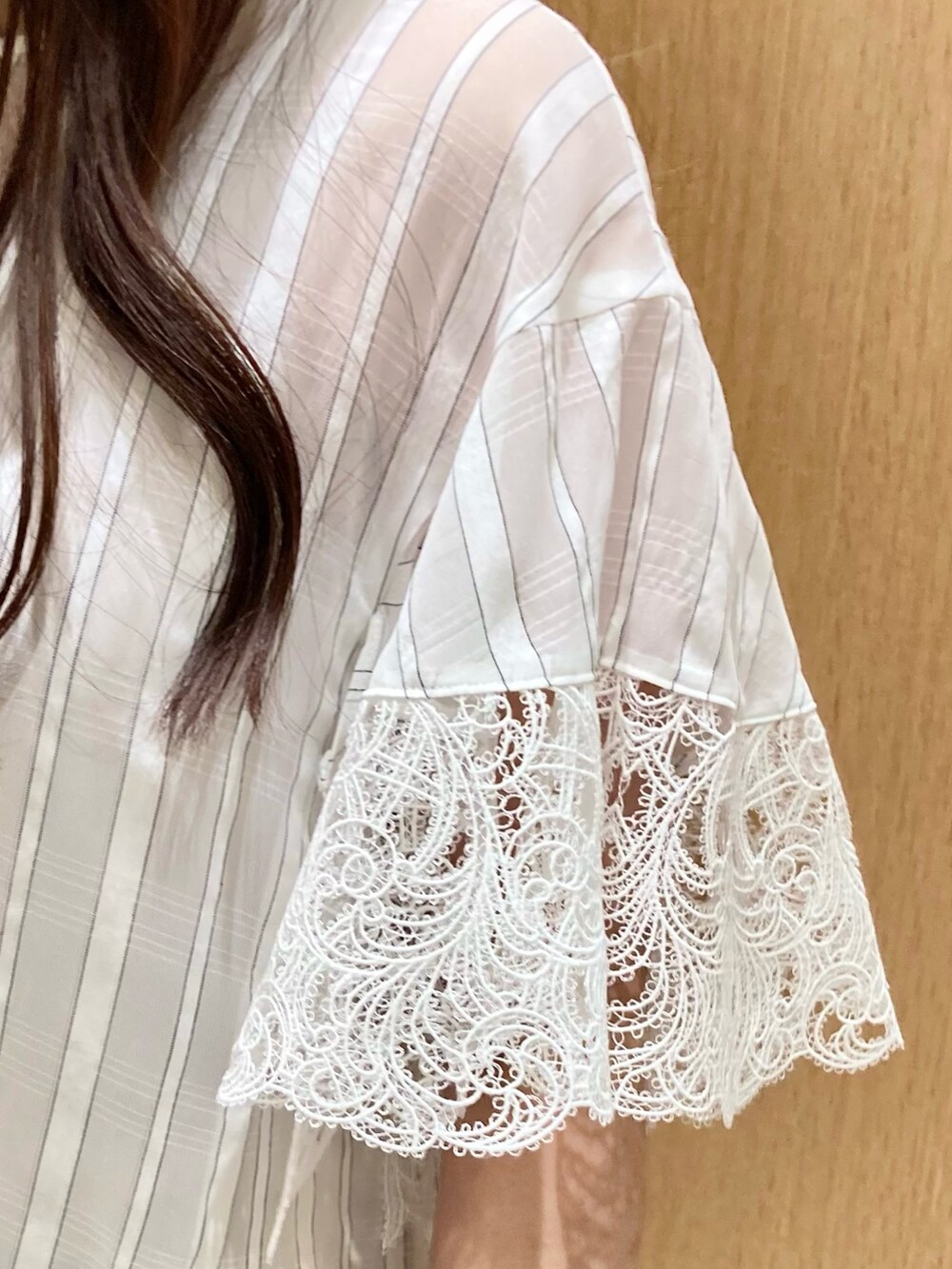 ホワイト系のシャツ/ブラウス、ブルー系のデニムパンツ、ゴールド系のイヤリングを着用したレディースの夏コーディネートの7枚目の写真