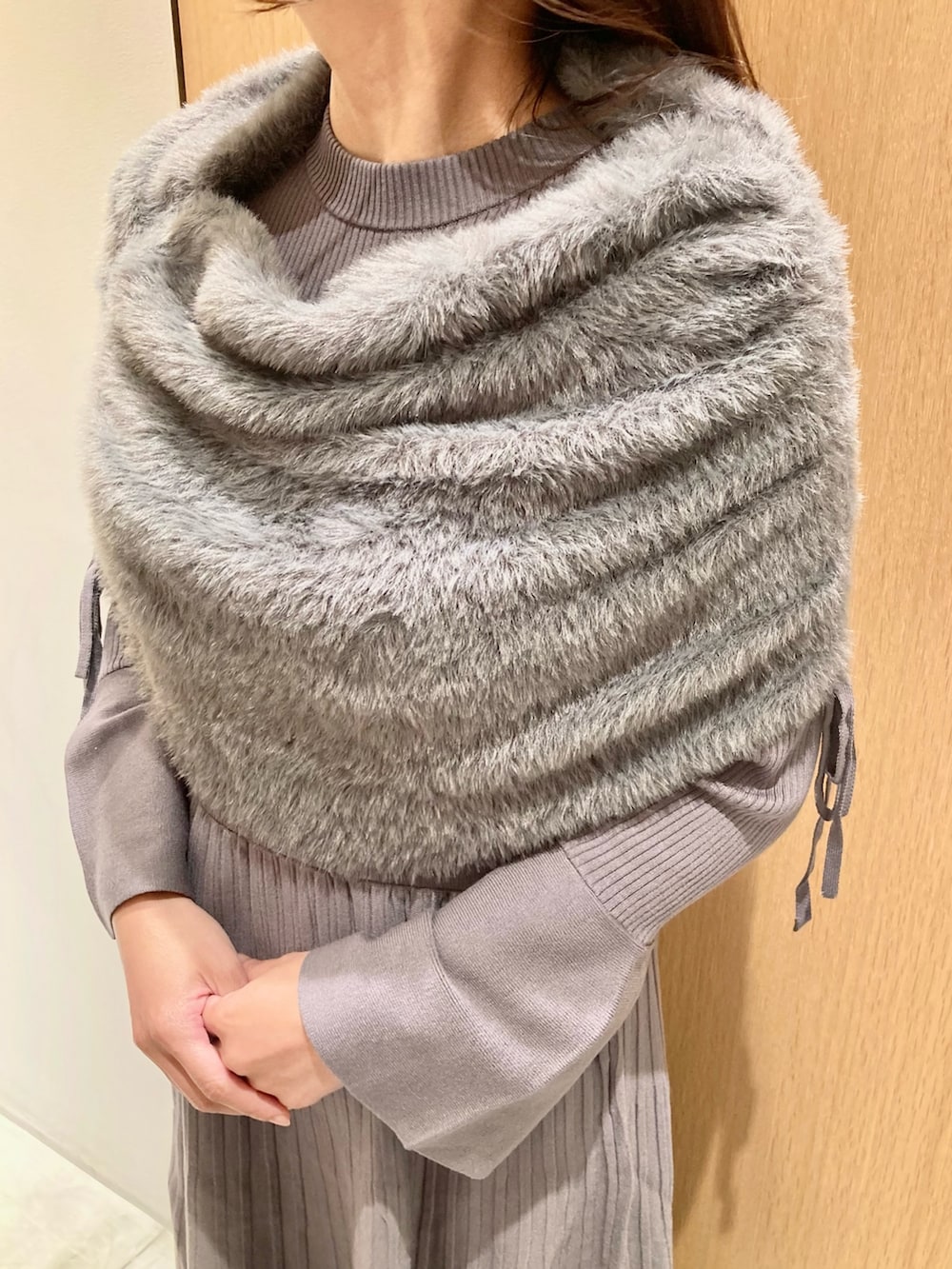 グレー系のワンピース、レッド系のハンドバッグを着用したレディースの秋コーディネートの6枚目の写真