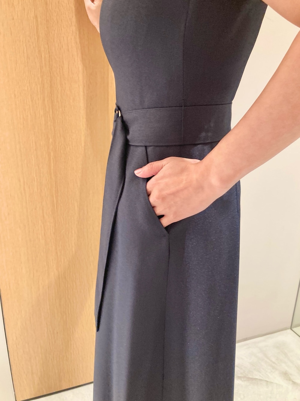 ブルー系のワンピース、ホワイト系のハンドバッグ、ホワイト系のイヤリングを着用したレディースの夏コーディネートの7枚目の写真