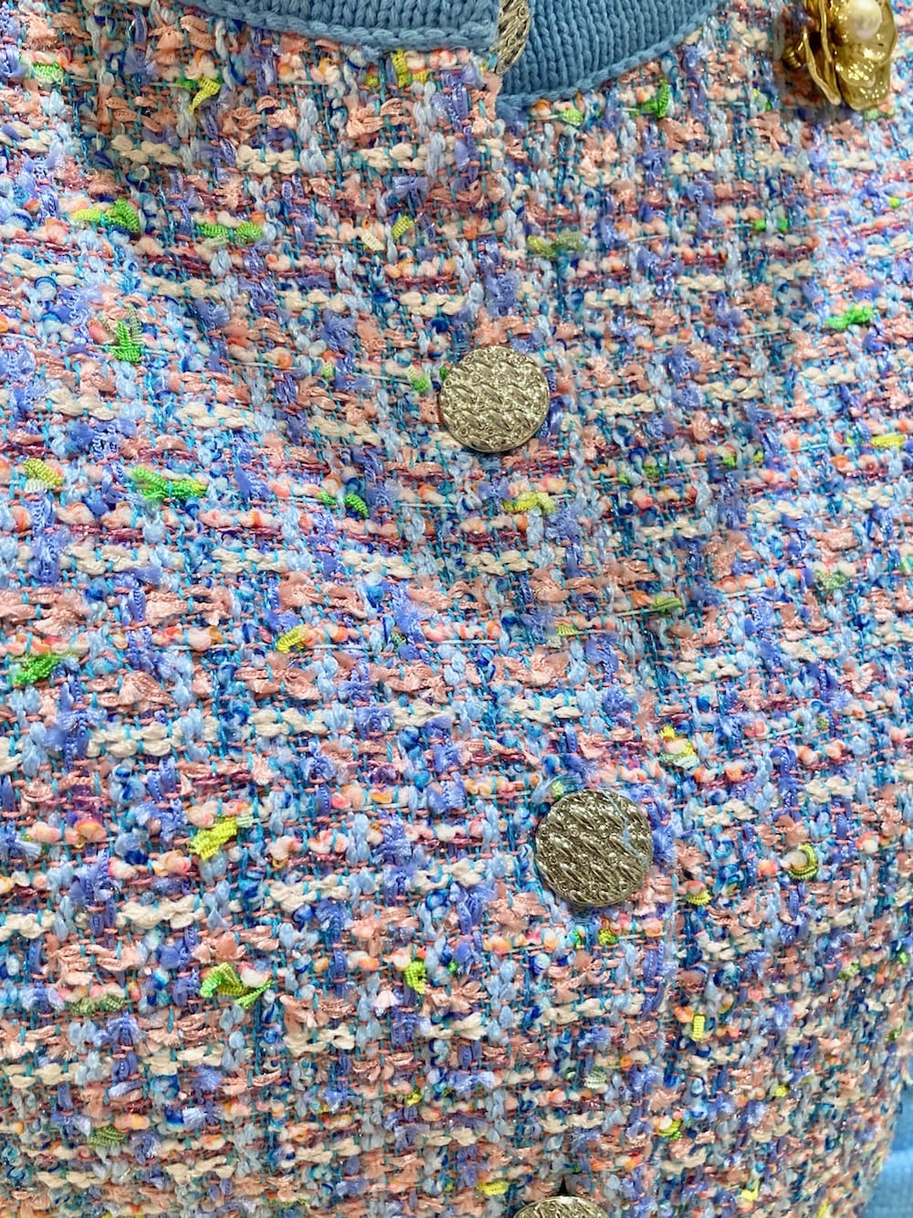 ブルー系のカーディガン/ボレロ、ブルー系のスカート、ゴールド系のイヤリングを着用したレディースの春コーディネートの5枚目の写真