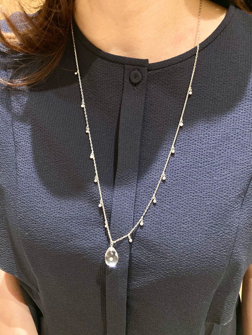「アナイ(ANAYI)、大人カジュアル、休日スタイル、デートコーデ、お出かけコーデ、セットアップ、春夏コーデ、シンプルコーデ、春ファッション、カジュアルスタイル、オトナカワイイ、大人可愛い、大人女子、おでかけコーデ、ブラウス」｜「ANAYIのクリスタルドロップイヤリング（イヤリング、シルバー系）」を使った、Hasebe.tさん（レディース・154cm）の春コーディネートの9枚目の写真