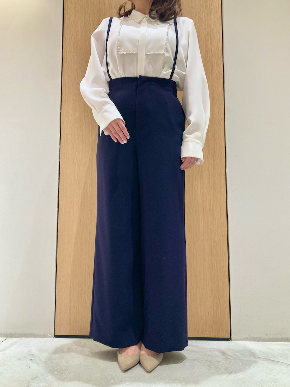 「アナイ(ANAYI)、シャツスタイル、春、おでかけコーデ、キレイめカジュアル、レイヤードスタイル、オトナカジュアル、パンツスタイル、ホワイト、ネイビー、オトナ女子、オトナカワイイ、低身長、お出かけコーデ、きちんとスタイル」｜「ANAYIのレクタングルガラス３連イヤリング（イヤリング、ホワイト系）」を使った、Hasebe.tさん（レディース・154cm）の春コーディネートの2枚目の写真