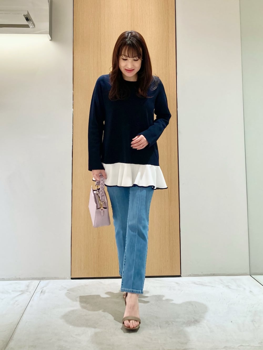 「アナイ(ANAYI)、春のNewスタイル、ピンク、春服コーデ、リラックススタイル、お出かけコーデ、楽チンコーデ、カジュアルコーデ、デニム、ネイビー、バッグ、低身長、大人女子、大人カジュアル、シンプルコーデ」｜「ANAYIのフラワーパールコンビイヤリング（イヤリング、ゴールド系）」を使った、Hasebe.tさん（レディース・154cm）の春コーディネートの2枚目の写真