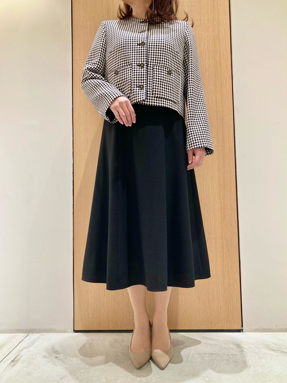「アナイ(ANAYI)、ジャケット、春コーデ、大人かわいい、大人ファッション、春服コーデ、おでかけコーデ、モノトーンコーデ、低身長女子、きれいめコーディネート、スカート、キレイめ、ブラック、オトナ女子、オトナカワイイ」｜「ANAYIの【セットアップ対応商品ドビーツイードクルー ジャケット（ノーカラージャケット、ブラック系）」を使った、Hasebe.tさん（レディース・154cm）の春コーディネートの4枚目の写真