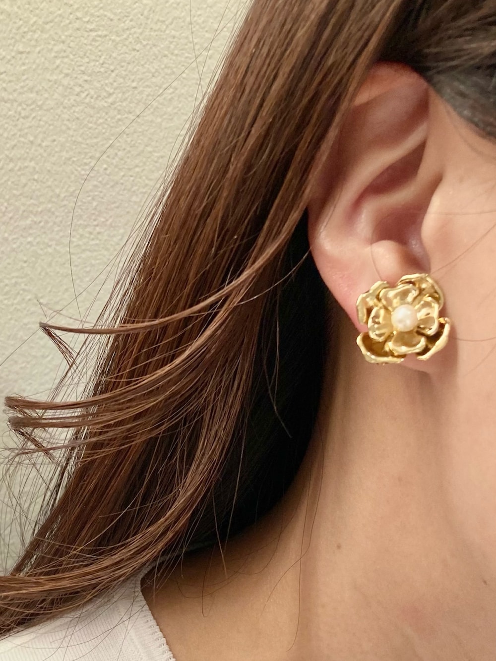 ホワイト系のニット/セーター、ホワイト系のベスト、ブルー系のデニムパンツを着用したレディースの春コーディネートの8枚目の写真