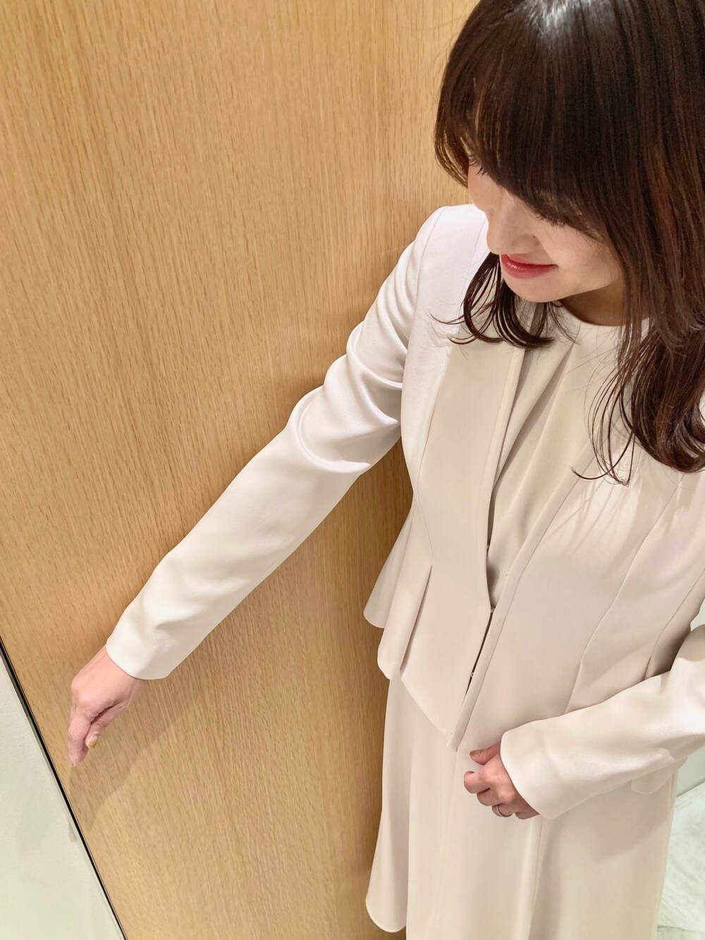 「アナイ(ANAYI)、セットアップ、オトナ女子、キレイめ、ジャケット、ワンピース、アイボリー、オケージョン、結婚式、お仕事コーデ、低身長、入学式、卒業式、きちんとスタイル、フェミニン」｜「ANAYIの【Eternal Line 2025】トリアセサテンタックペプラム ジャケット（その他アウター、ホワイト系）」を使った、Hasebe.tさん（レディース・154cm）の冬コーディネートの6枚目の写真