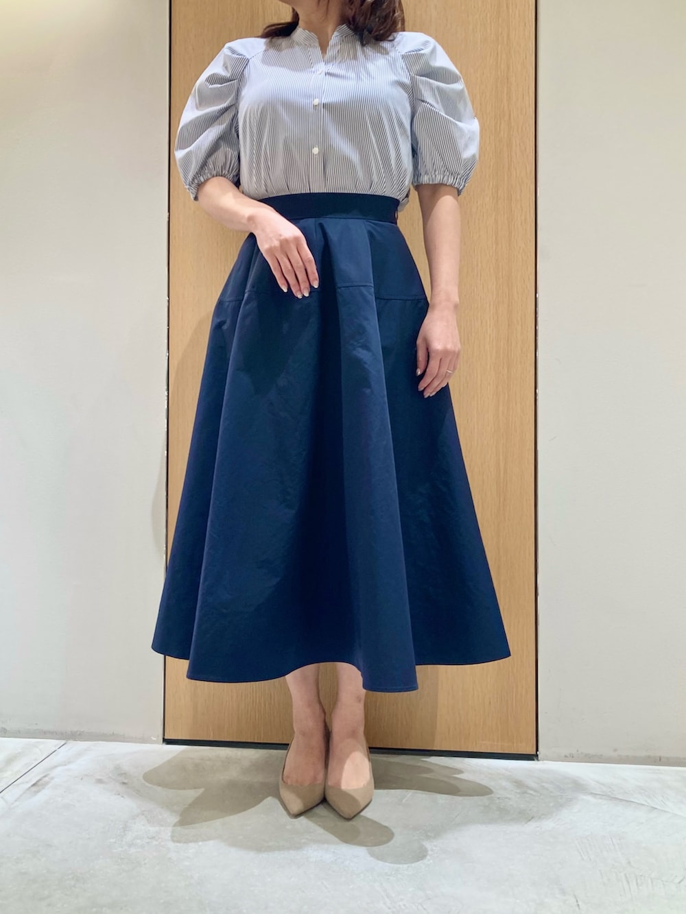 「アナイ(ANAYI)、シャツスタイル、春、おでかけコーデ、キレイめカジュアル、カジュアルコーデ、レディースファッション、オトナカジュアル、シャツ/ブラウス、ネイビー、ストライプ、スカート、低身長、オトナ女子、オトナカワイイ」｜「ANAYIのレクタングルガラス３連イヤリング（イヤリング、ホワイト系）」を使った、Hasebe.tさん（レディース・154cm）の春コーディネートの4枚目の写真