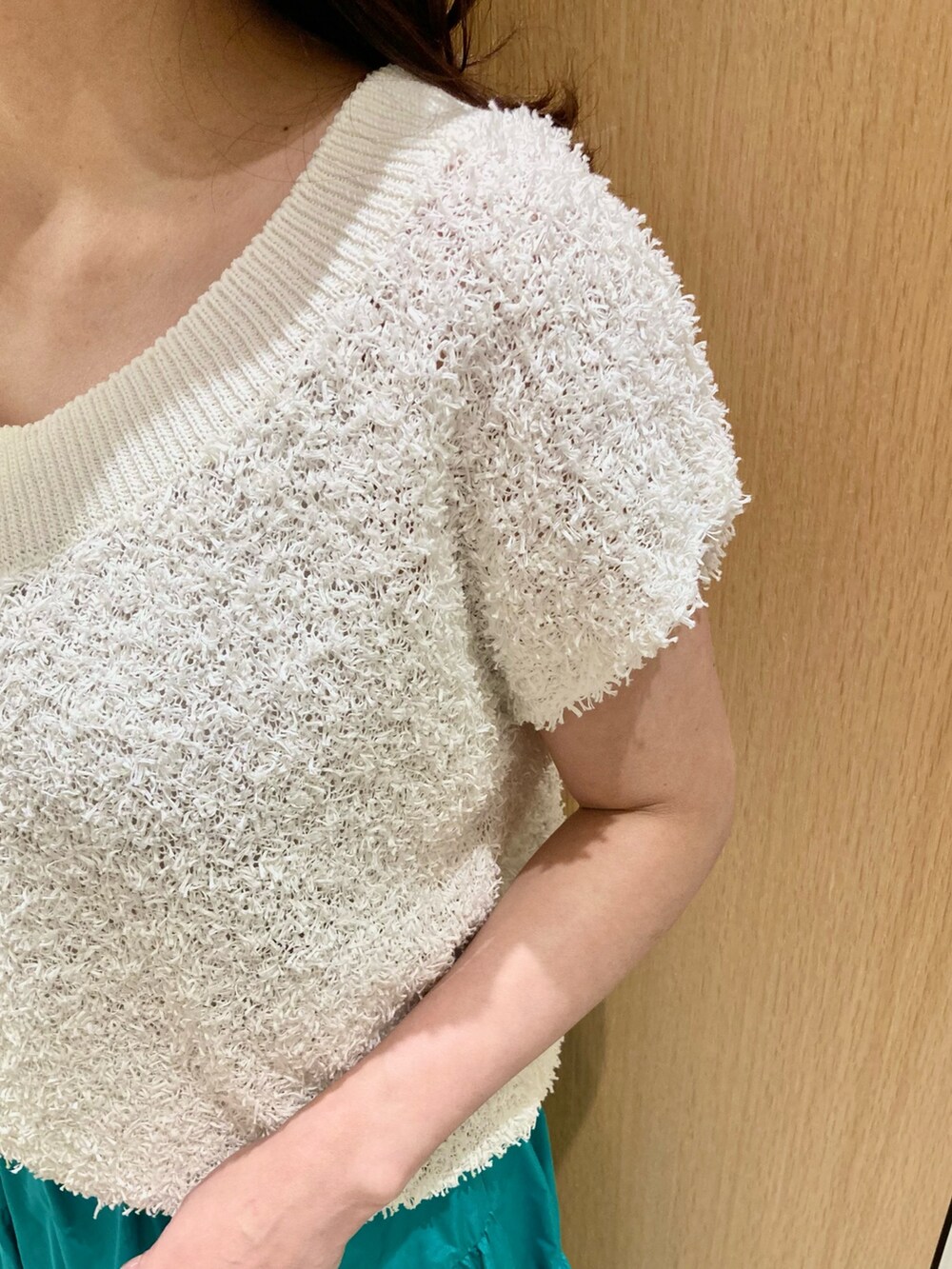 「アナイ(ANAYI)、春コーデ、シアートップス、シンプルスタイル、ゆるコーデ、楽チンコーデ、大人女子、春先取り、ニット、スカート、ホワイト、グリーン、ティアードスカート、低身長、オトナカジュアル」｜「ANAYIのGIMAフェザーVプルオーバー（ニット/セーター、ホワイト系）」を使った、Hasebe.tさん（レディース・154cm）の春コーディネートの7枚目の写真