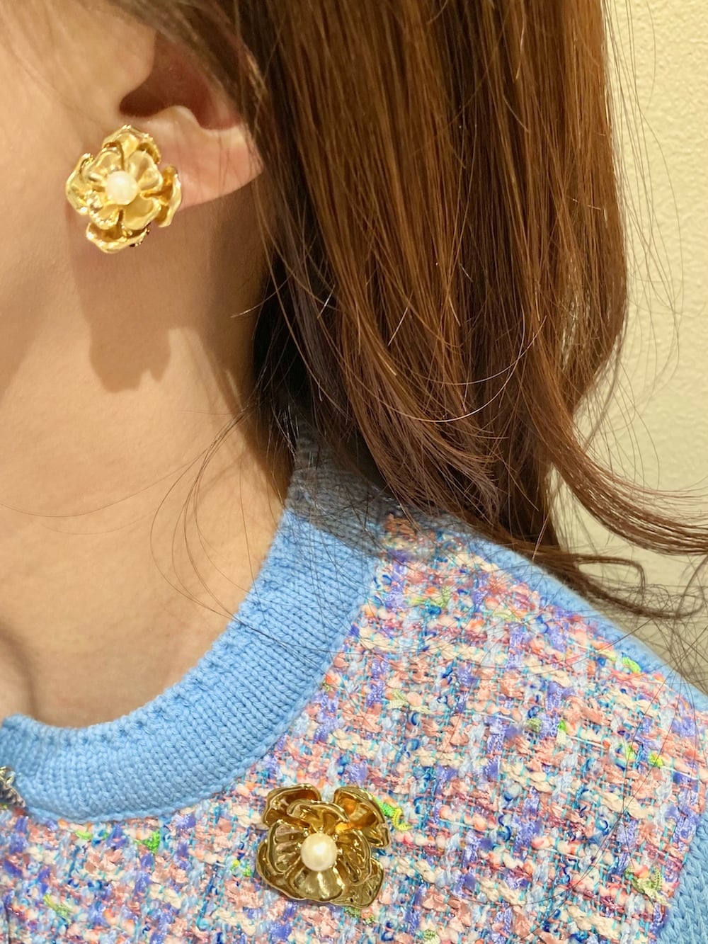 ブルー系のカーディガン/ボレロ、ブルー系のスカート、ゴールド系のイヤリングを着用したレディースの春コーディネートの10枚目の写真