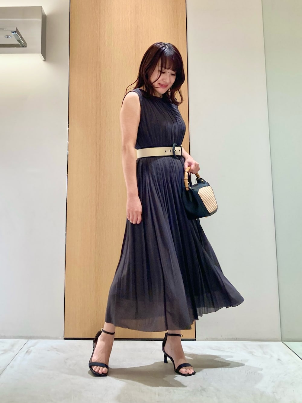 「アナイ(ANAYI)、シンプルコーデ、ワンピース、きれいめカジュアル、休日スタイル、お出かけコーデ、低身長コーデ、夏コーデ、ラクチンコーデ、カジュアルスタイル、キレイめカジュアル、大人かわいい、チャコールグレー、プリーツ、オトナカジュアル」｜「ANAYIのソフトジャージプリーツ ワンピース（ワンピース、グレー系）」を使った、Hasebe.tさん（レディース・154cm）の春コーディネートの2枚目の写真