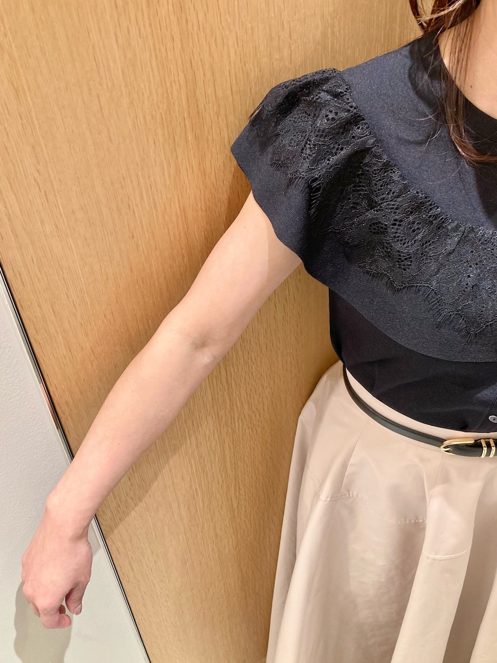 「アナイ(ANAYI)、大人カジュアル、デートコーデ、カーディガン、お出かけコーデ、春夏コーデ、春ファッション、カジュアルスタイル、オトナカワイイ、大人可愛い、大人女子、おでかけコーデ、スカート、レース、低身長」｜「ANAYIのケープスリーブ プルオーバー（ニット/セーター、ブラック系）」を使った、Hasebe.tさん（レディース・154cm）の春コーディネートの6枚目の写真