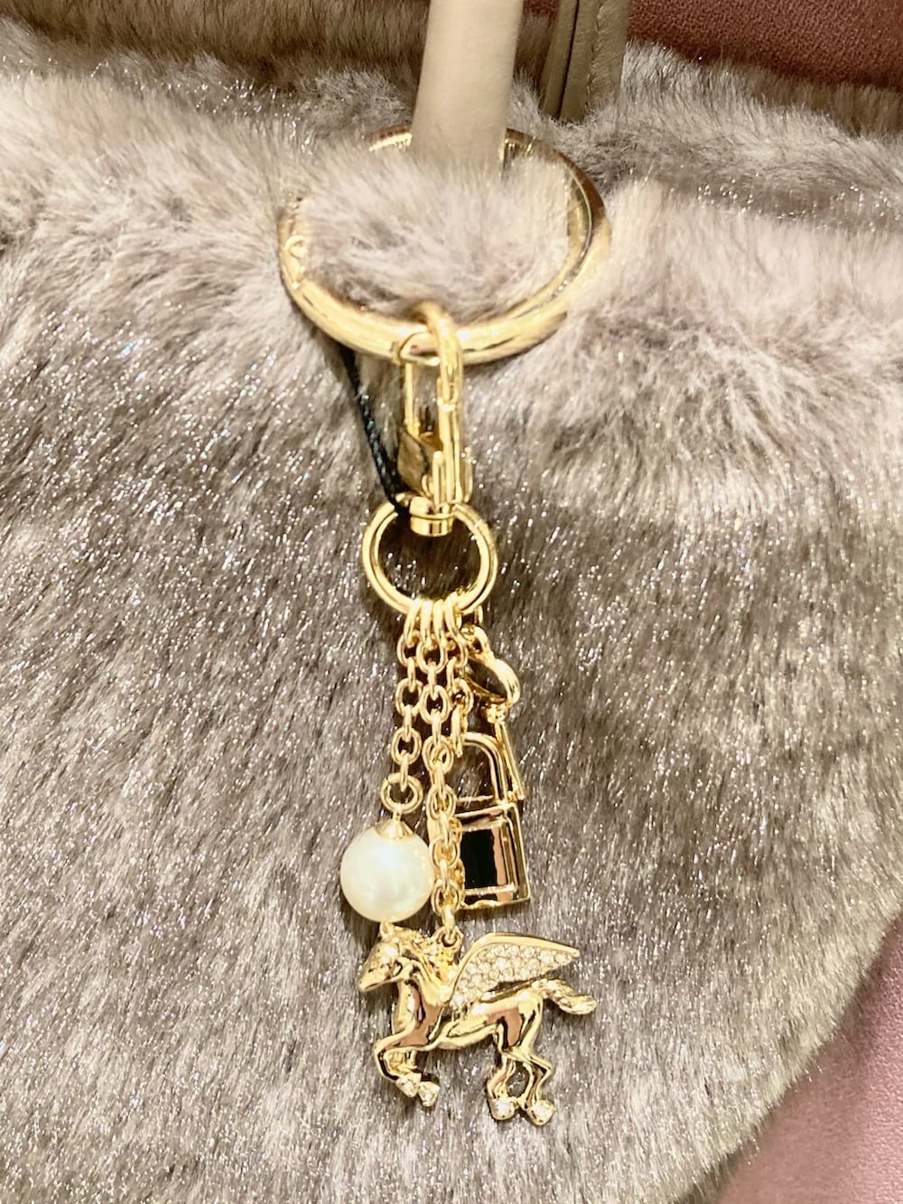 ピンク系のワンピース、ベージュ系のハンドバッグ、ゴールド系のリングを着用したレディースの秋コーディネートの9枚目の写真