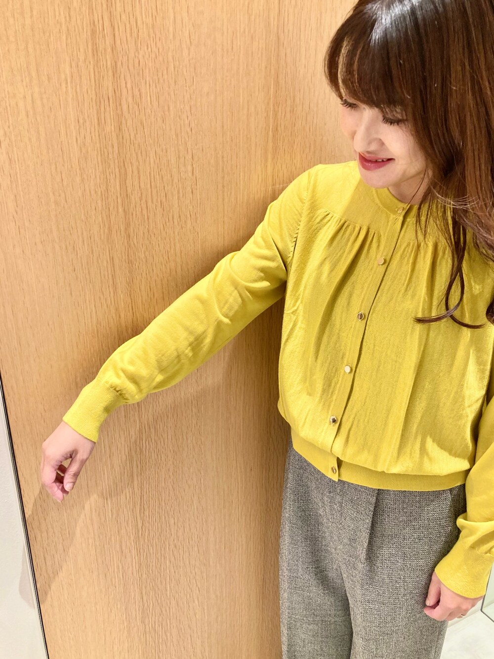 「アナイ(ANAYI)、秋コーデ、カーディガン、初秋コーデ、大人女子、秋カラー、セーター、マスタード、グレー、オトナカジュアル、パンツスタイル、オフィスカジュアル、大人かわいい、低身長、イヤリング」｜「ANAYIのリボンタイビジューイヤリング（イヤリング、シルバー系）」を使った、Hasebe.tさん（レディース・154cm）の秋コーディネートの6枚目の写真