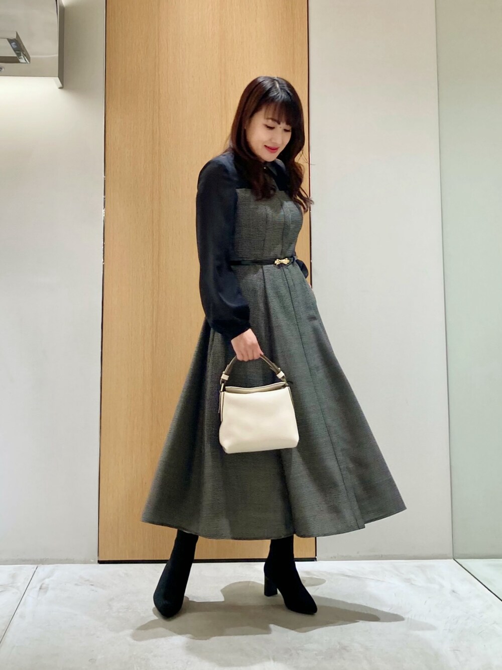 「アナイ(ANAYI)、モノトーン、ワンピース、デートコーデ、お出かけコーデ、秋冬コーデ、大人かわいい、ワンピーススタイル、低身長女子、シアー、大人カジュアル、オトナカワイイ、ベルト、バッグ、ブラック」｜「ANAYIのシアーコンビフレア ワンピース（シャツワンピース、ブラック系）」を使った、Hasebe.tさん（レディース・154cm）の秋コーディネートの2枚目の写真