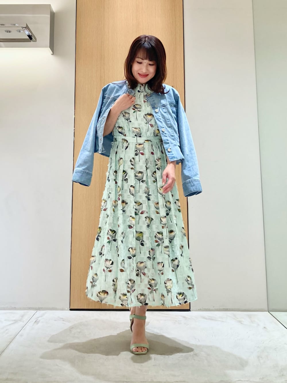 「アナイ(ANAYI)、ジャケット、春コーデ、オトナカジュアル、大人かわいい、大人ファッション、春服コーデ、おでかけコーデ、低身長女子、春色、きれいめコーディネート、ワンピーススタイル、ワンピース、デニム」｜「ANAYIのストレッチデニムノーカラー ジャケット（ノーカラージャケット、ブルー系）」を使った、Hasebe.tさん（レディース・154cm）の春コーディネートの2枚目の写真