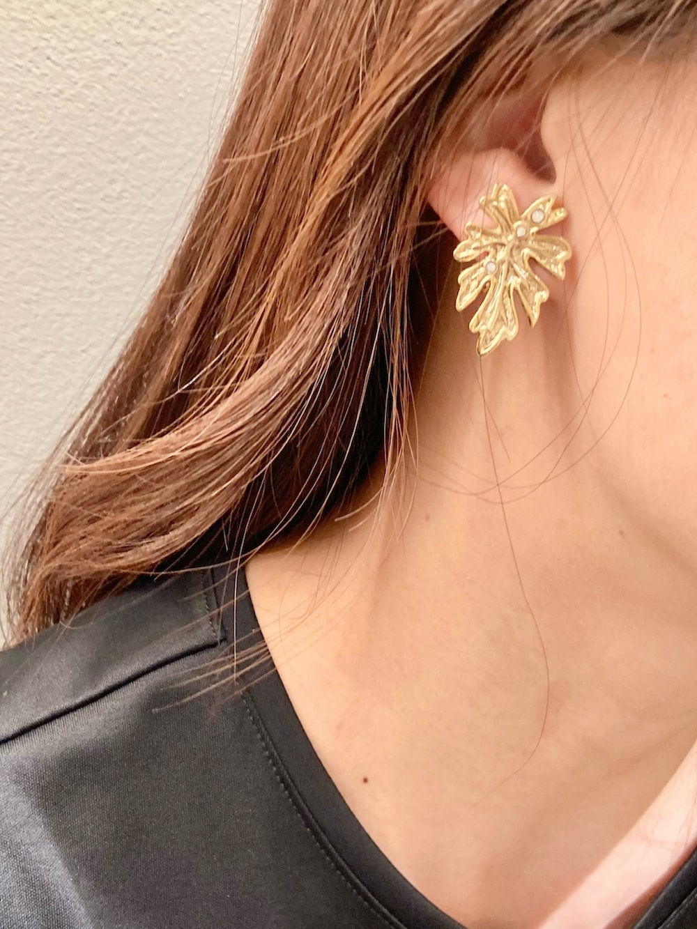 ブラック系のTシャツ/カットソー、ベージュ系のスカート、ブラック系のハンドバッグを着用したレディースの春コーディネートの8枚目の写真