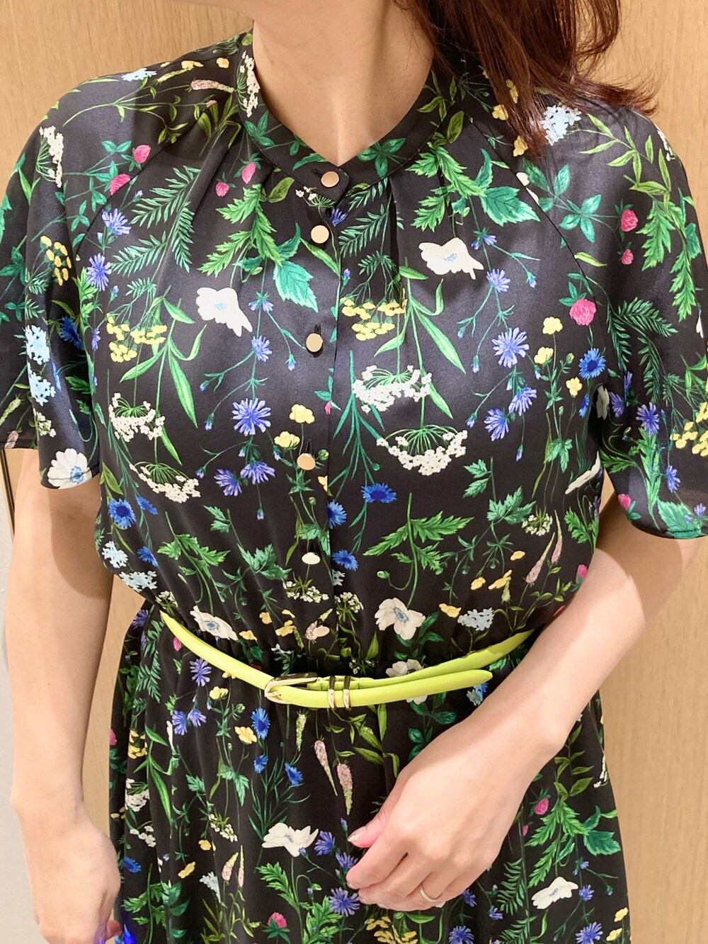 「アナイ(ANAYI)、春、おでかけコーデ、キレイめカジュアル、オトナカジュアル、ネイビー、ベルト、ワンピース、ワンピーススタイル、オトナ女子、オトナカワイイ」｜「ANAYIのボタニカルプリントフレアスリーブ ワンピース（ワンピース、ブルー系）」を使った、Hasebe.tさん（レディース・154cm）の春コーディネートの4枚目の写真