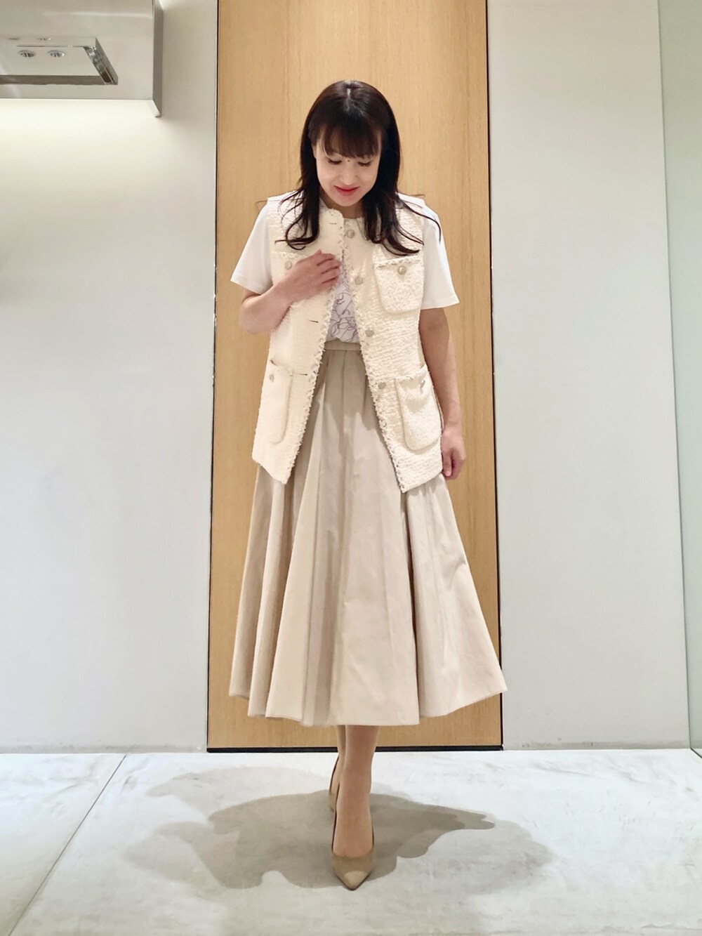 「アナイ(ANAYI)、ジレ、Tシャツ、スカート、レイヤードスタイル、大人カジュアル、春、大人かわいい、きれいめカジュアル、フェミニン、ピンク、ベージュ、低身長、ツイード、プリントT」｜「ANAYIのフラッフィーツイード4ポケットジレ（ベスト、ピンク系）」を使った、Hasebe.tさん（レディース・154cm）の冬コーディネートの2枚目の写真