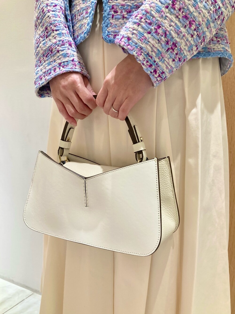 「アナイ(ANAYI)、ジャケット、スカート、ブラウス、ツィード、ホワイト、ブルー、フェミニン、オケージョン、低身長、結婚式、入学式、パーティースタイル、ツイード、バッグ」｜「ANAYIのパールフープイヤリング（イヤリング、ホワイト系）」を使った、Hasebe.tさん（レディース・154cm）の冬コーディネートの10枚目の写真