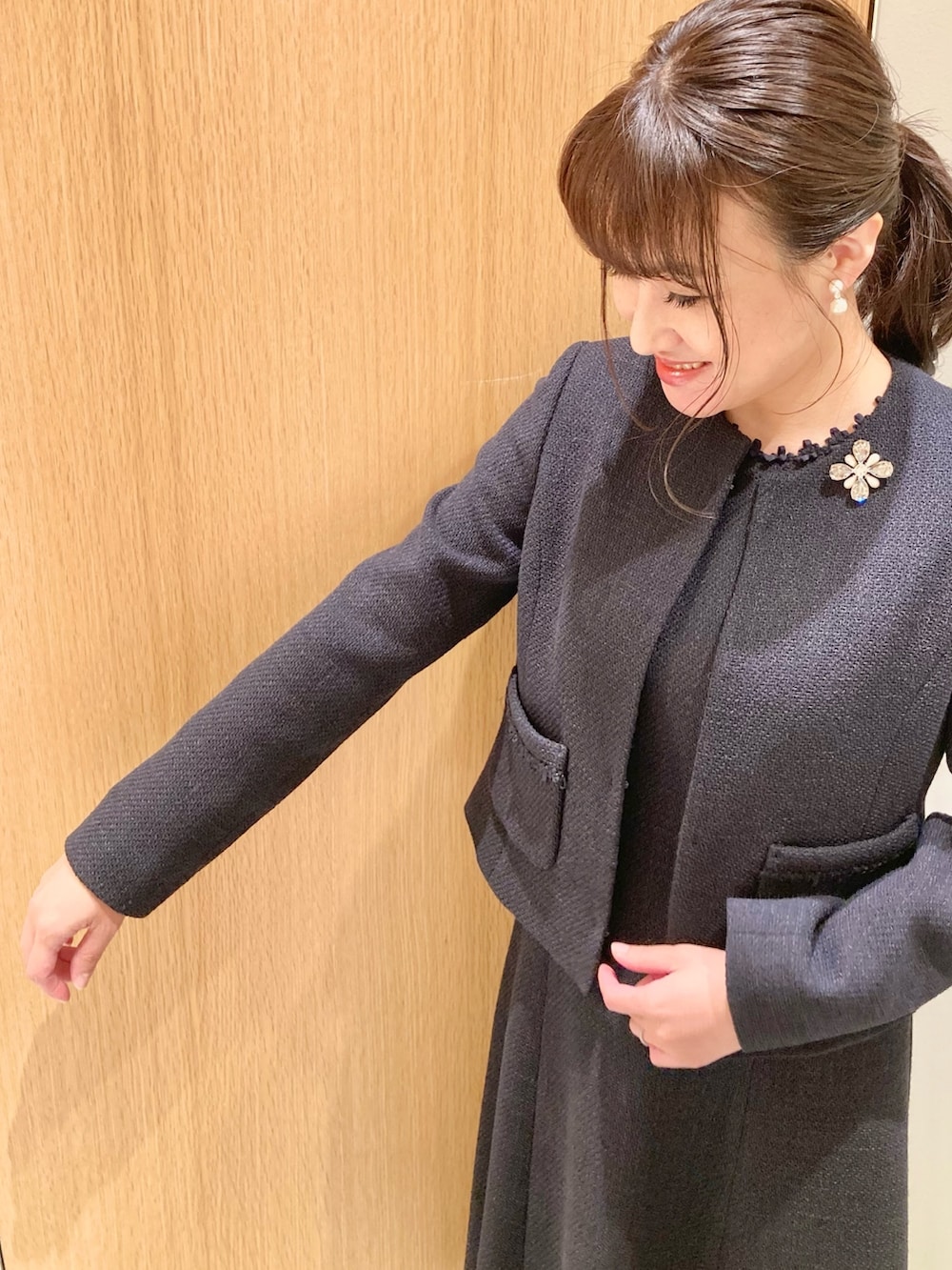 「アナイ、アナイ(ANAYI)、オケージョン、ジャケット、ワンピース、低身長コーデ、ネイビー、アクセサリー、七五三、きちんとスタイル、セットアップ、卒業式、食事会、スーツスタイル、上品」｜「ANAYIのストーンパールスモールブローチ（ブローチ/コサージュ、シルバー系）」を使った、Hasebe.tさん（レディース・154cm）の秋コーディネートの3枚目の写真