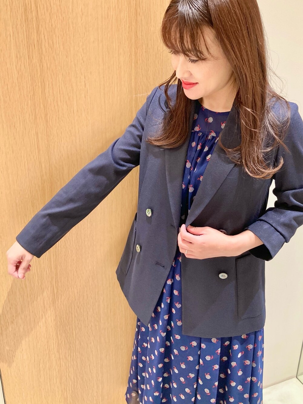 「アナイ(ANAYI)、お出かけコーデ、きれいめカジュアル、春夏コーデ、春服、大人女子、低身長コーデ、マリンコーデ、ジャケット、ワンピース、ネイビー、大人可愛い、大人カジュアル、フェミニン、バッグ」｜「ANAYIのリーフモチーフイヤリング（イヤリング、ゴールド系）」を使った、Hasebe.tさん（レディース・154cm）の春コーディネートの6枚目の写真