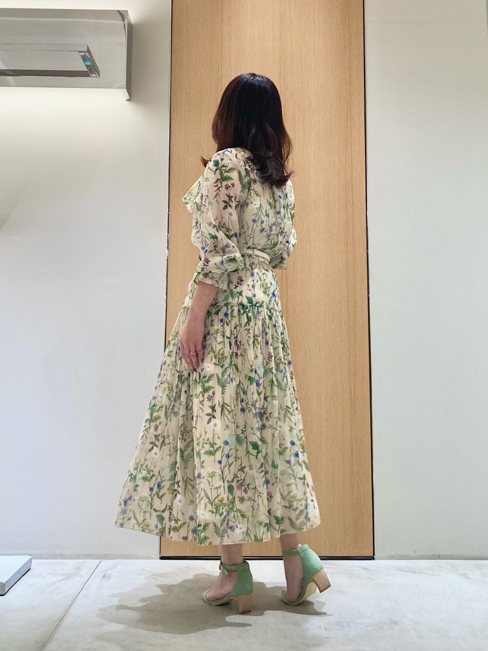 「アナイ(ANAYI)、シャツスタイル、シアートップス、春、おでかけコーデ、キレイめカジュアル、レディースファッション、シャツ/ブラウス、ボタニカル柄、フェミニン、オトナカジュアル、オトナ女子、オトナカワイイ、低身長、お出かけコーデ」｜「ANAYIのボタニカルプリントシャツ ブラウス（シャツ/ブラウス、ベージュ系）」を使った、Hasebe.tさん（レディース・154cm）の春コーディネートの3枚目の写真